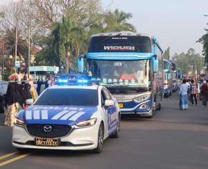 Polres Cilegon Kawal 10 Bus Calon Jama'ah Haji ke Pondok Gede