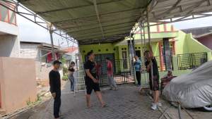 Sejumlah warga di RT 02/05 Kampung Rawa Barat, Pondok Pucung, Kecamatan Pondok Aren gotong royong dirikan tenda untuk pencoblosan surat suara Pemilu 14 Februari 2024 esok. (foto: Muhidin)