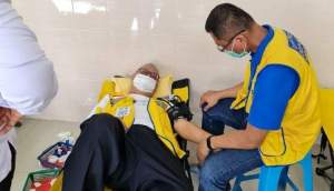 Salah satu peserta lakukan cek kesehatan sebelum lakukan donor darah.