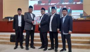 Walikota Tangsel Benyamin Davnie serahkan draft Raperda kepada Ketua DPRD Tangsel, Abdul Rasyid.