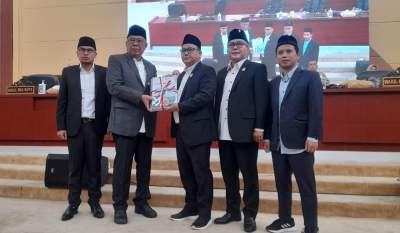 Walikota Tangsel Benyamin Davnie serahkan draft Raperda kepada Ketua DPRD Tangsel, Abdul Rasyid.