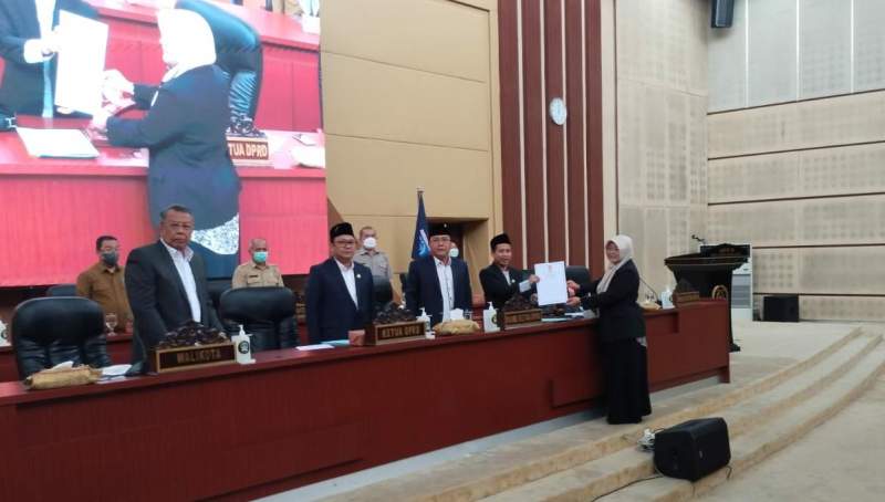 Sekretaris F-PKS DPRD Tangsel Paramitha Messayu serahkan Pandum Nota Keuangan APBD-P 2022 kepada Wakil Ketua DPRD Tangsel, Mustopa.