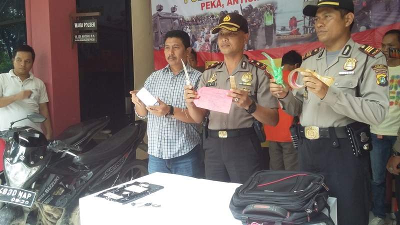 kapolsek saat menunjukkan barang bukti