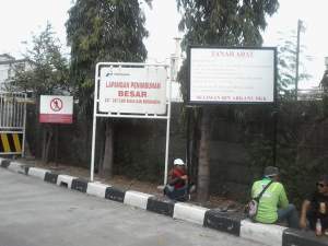 Tim Kuasa Hukum dan Ahli Waris Pasang Plang Hak Milik Di Depan Pintu Masuk Pertamina TBBM Tanjung Gerem