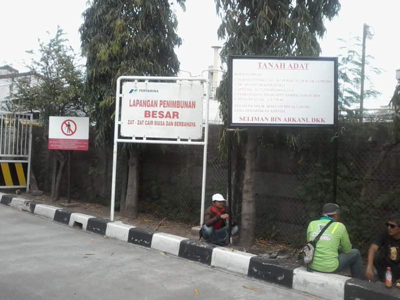 Tim Kuasa Hukum dan Ahli Waris Pasang Plang Hak Milik Di Depan Pintu Masuk Pertamina TBBM Tanjung Gerem