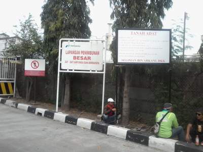 Tim Kuasa Hukum dan Ahli Waris Pasang Plang Hak Milik Di Depan Pintu Masuk Pertamina TBBM Tanjung Gerem