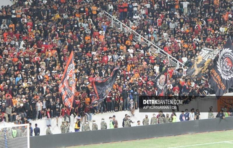 Sisi tribun Jakarta International Stadium usai pagar pembatas roboh. (Detak/Aip)