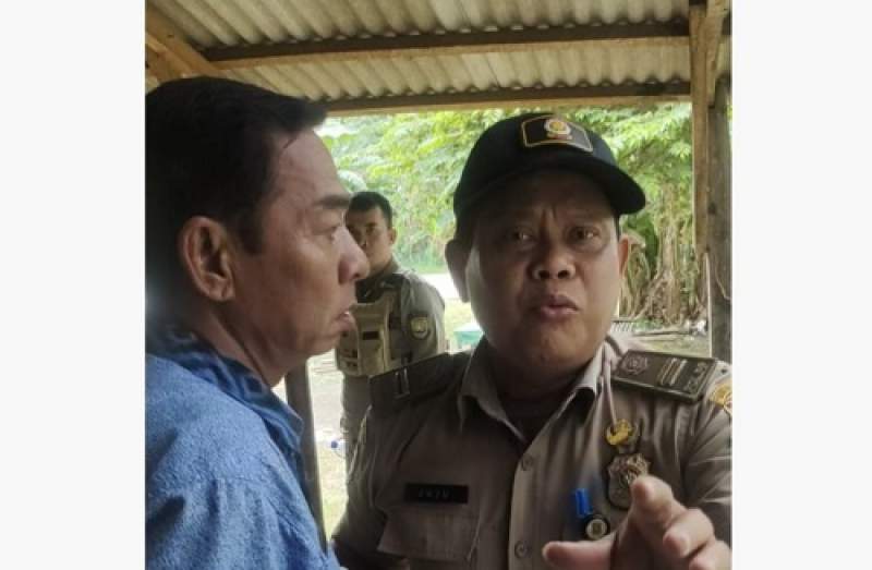 Pegawai Dinas Satpol PP Kota Cilegon saat melerai rekannya ketika baku hantam di kantin belakang Kantor Dinas Satpol PP Kota Cilegon, Kamis (12/5/2022).