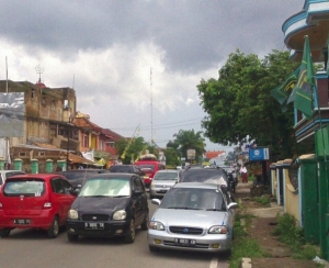 Jalan Raya Pandeglang Kerap Macet, Harus Segera Dilebarin Kali Ya?
