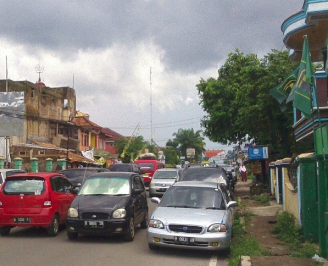 Jalan Raya Pandeglang Kerap Macet, Harus Segera Dilebarin Kali Ya?