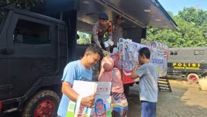 Brimob Metro Jaya Gelar Dapur Lapangan di Pondok Gede Permai untuk Bantu Warga Terdampak Banjir