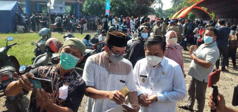 Suasana masyarakat yamg sedang menunggu antrian Vaksinasi Massal di Terminal tipe B Cipocok