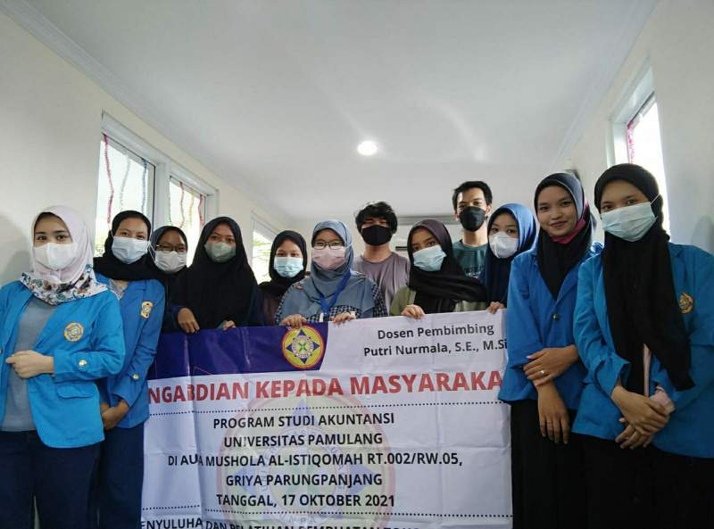 Mahasiswa UNPAM Beri Pelatihan Membuat Toko Online kepada Pemuda di Karang Taruna Griya Parung Panjang