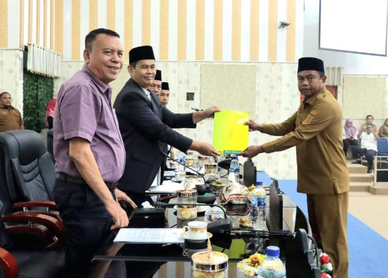 Bupati Sergai, Darma Wijaya menghadiri paripurna DPRD.