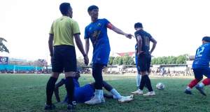 Legiun asing Salak Putih, Mamas Madun terjatuh usai dilanggar pemain 7 FC. Mereka gagal ke semi final setelah kalah 0-1 dari 7 FC.