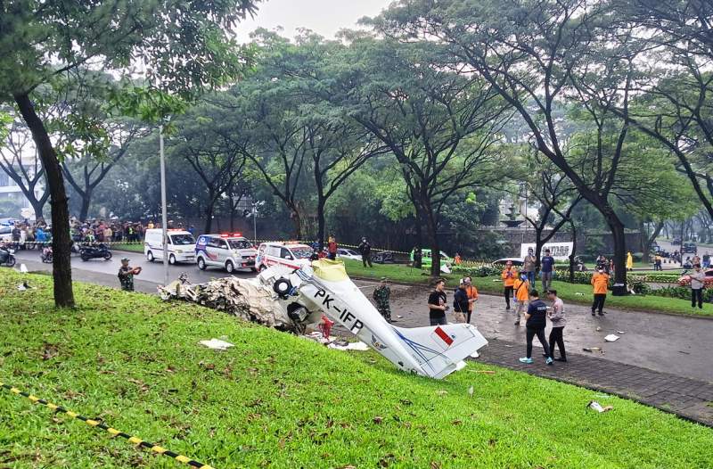 Pesawat jatuh di lapangan Sunburst Cilenggang, Serpong. (Foto: Aip/detak)