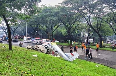 Pesawat jatuh di lapangan Sunburst Cilenggang, Serpong. (Foto: Aip/detak)