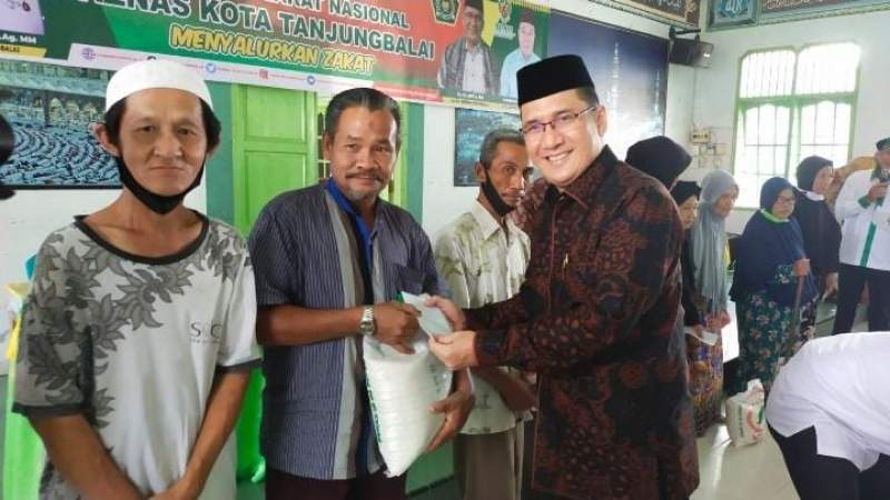 Kakan Kemenag Tanjungbalai Salurkan Zakat ASN ke 335 Orang Mustahik