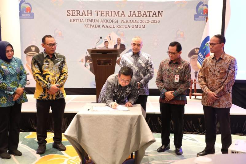 Zaki Serahkan Jabatan Ketua Umum AKKOPSI Kepada Walikota Banjarmasin
