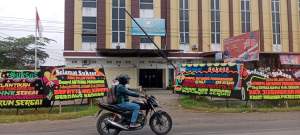 Papan bunga ucapan atas dilantiknya Kompol Antonius Pangaribuan penuhi kantor BNNK Serdang Bedagai.