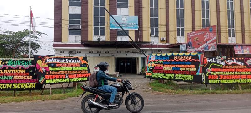Papan bunga ucapan atas dilantiknya Kompol Antonius Pangaribuan penuhi kantor BNNK Serdang Bedagai.