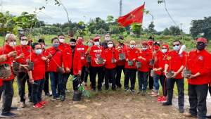 Ketua PDIP Tangsel Wanto Sugito bersama kader lakukan penanama pohon di Situ Serpong.
