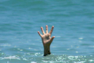 Sesosok Mayat Berpakaian Kaos Nasdem Tewas Tenggelam