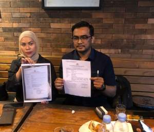 Kasmayuni korban investasi bodong didampingi pengacaranya saat konperensi pers dengan wartawan, Sabtu (12/11/2022).