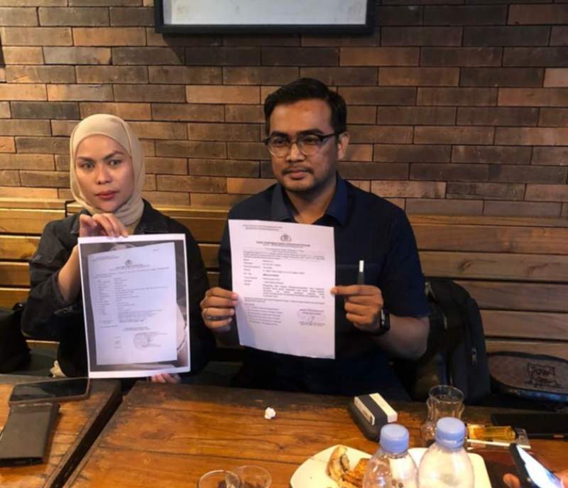 Kasmayuni korban investasi bodong didampingi pengacaranya saat konperensi pers dengan wartawan, Sabtu (12/11/2022).