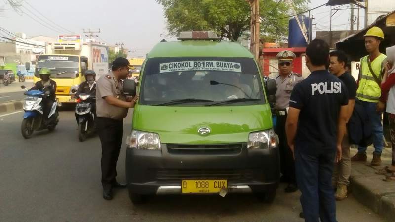 Penyisiran Angkot dalam antisipasi mogok massal sopir angkot.