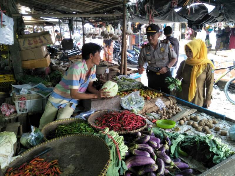 Jelang Hari Raya Idul Adha, Kapolsek Cisoka Pantau Harga Kebutuhan Pokok
