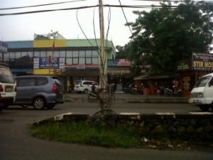 Bambu Menjadi Penyangga Kabel Listrik