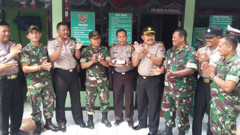  Kapolsek Pasar Kemis, Kompol Kosasih sedang memberikan kejutan berupa kue kepada Danramil 16 Pasar Kemis, Kapten CPM Jalaludin Putra.
