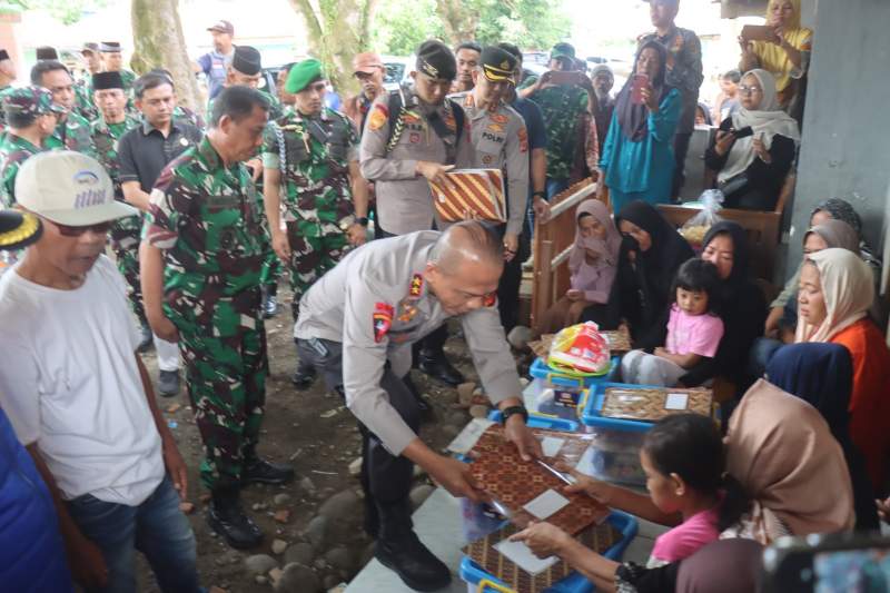Kapolda Jabar dan Pangdam III Siliwangi Berikan Santunan Saat Kunjungi Keluarga Korban Ledakan di Cibalong Garut