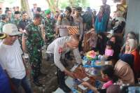 Kapolda Jabar dan Pangdam III Siliwangi Berikan Santunan Saat Kunjungi Keluarga Korban Ledakan di Cibalong Garut