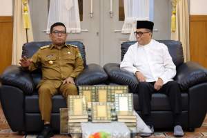 Gubernur Banten Andra Soni Saksikan Penyerahan Bantuan 2000 Al-Qur&rsquo;an
