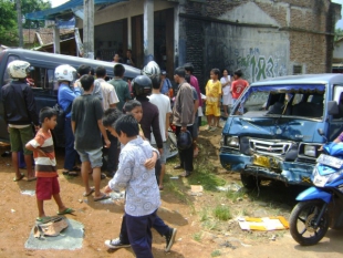 Metro Mini Ugal-Ugalan, Tabrak Angkot