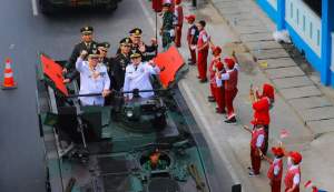 Wali Kota Tangsel, Benyamin Davnie dan Wakilnya, Pilar Saga Ichsan naik kendaraan lapis baja ke lokasi upacara peringatan HUT ke 79 RI di Lapangan Yonkav 9/BU di Serpong Utara. (Foto. Ist)