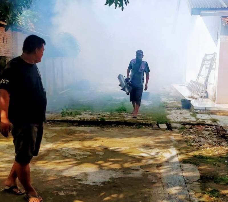 Pencegahan DBD, Pemuda Pekayon Lakukan Fogging
