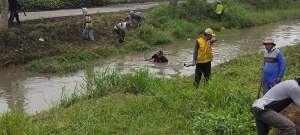 LSM Geram Rayakan Hari Bhakti PU dengan Bersihkan Irigasi Cidurian