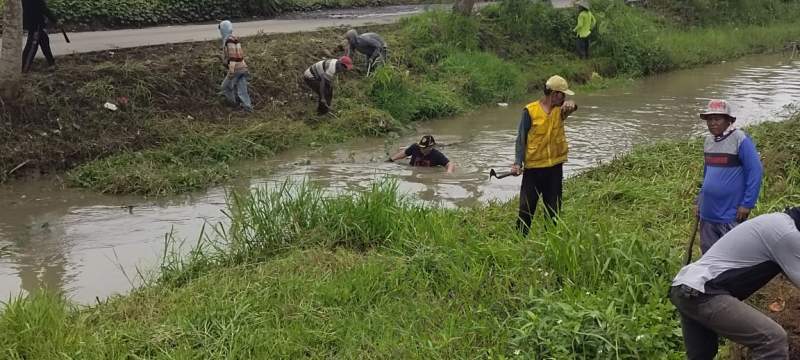 LSM Geram Rayakan Hari Bhakti PU dengan Bersihkan Irigasi Cidurian