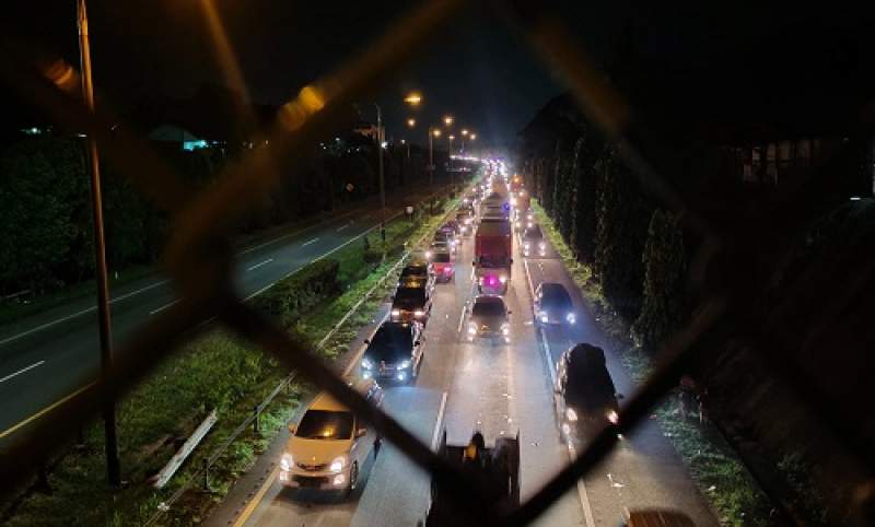 Antrean kendaraan menuju Pelabuhan Merak saat arus mudik lebaran 2022.