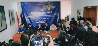 Jajaran pengurus pusat Partai Prima saat jumpa pers di Kantor DPP Partai Prima di Jakarta, Jumat 3/3/2023.