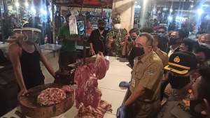 Bupati Bareng BPPKB dan PP Blusukan Ke Pasar Curug Bagikan Masker