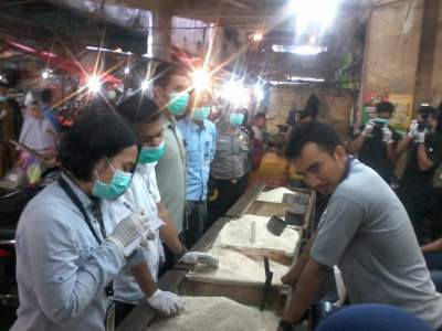 Pastikan Harga Dan Stok Sembako Aman, Direskrimsus Polda Banten Sidak Pasar induk Rau Serang