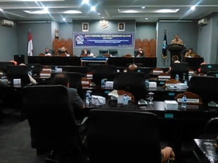Dagelan Politik Anggota DPRD dan Pemkot Tangsel Dalam Rapat Paripurna