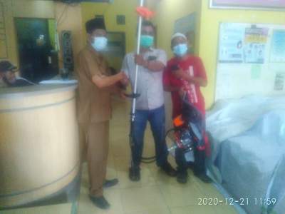 Ketua RW di Desa Tanjakan Terima Bantuan Mesin Potong Rumput