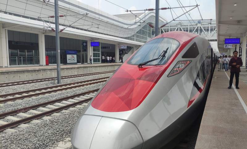 Kereta cepat Whoosh dari PT Kereta Cepat Indonesia China (KCIC).