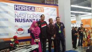 Chef ICA Bagikan Nasi Goreng Kepada 200 Anak Yatim Piatu