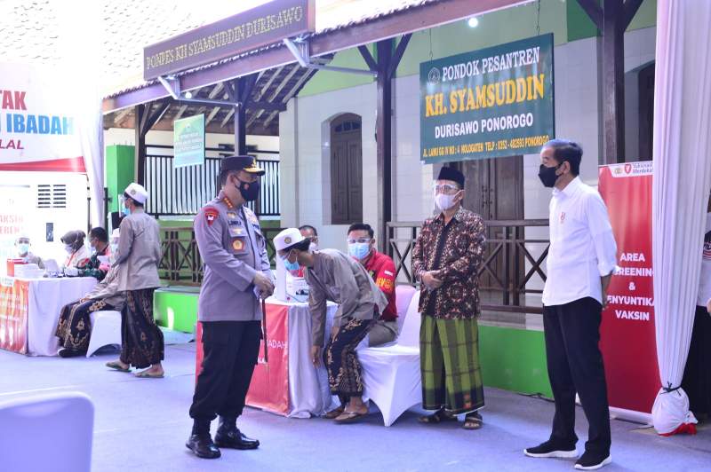 Presiden dan Kapolri Tinjau Vaksinasi Merdeka di Ponpes dan Tempat Ibadah Se-Indonesia
